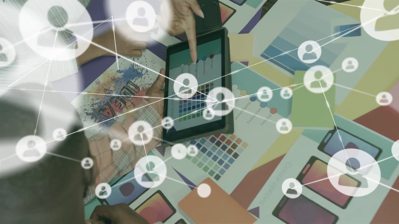 animación de la red de conexiones con iconos sobre diversos colegas discutiendo el proyecto