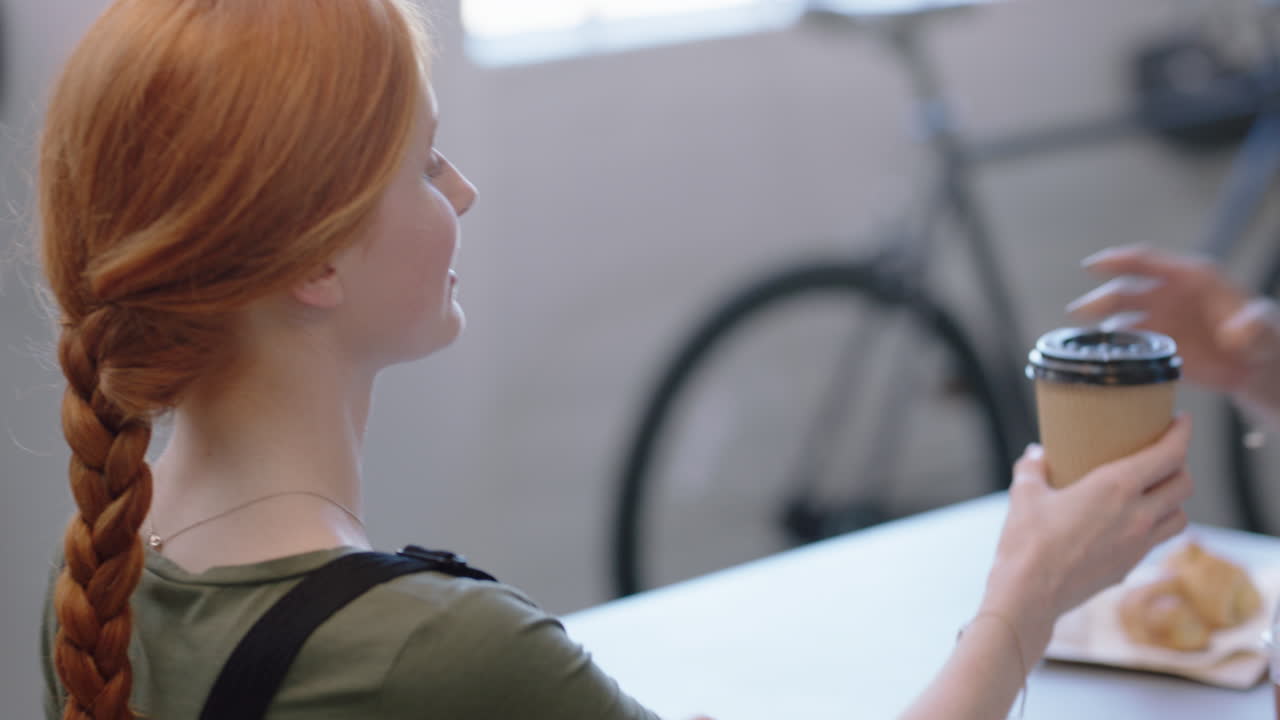 молодой бизнесмен пьет кофе в зале заседаний, встречается с коллегами, наслаждается дружеским жестом, улыбается, счастлив, бизнесмены в офисе, на рабочем месте.