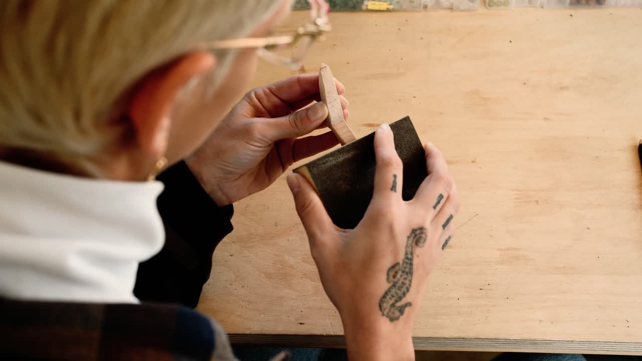 proyecto de arte de madera de lijado femenino usando bloque de arena 4k cámara lenta 60 fps