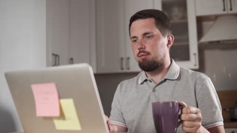 un hombre adulto trabajando en casa.