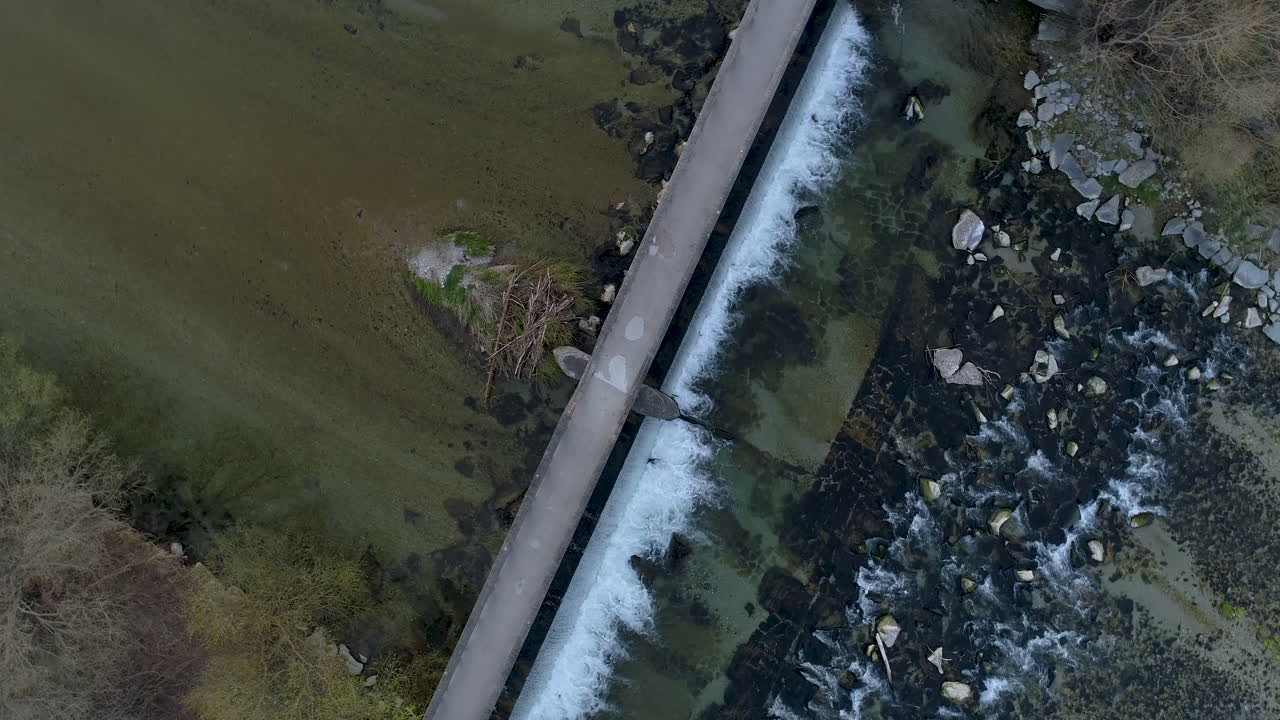 강 위의 다리를 돌고 있는 드론 샷, 똑바로 아래로 촬영, 4k uhf