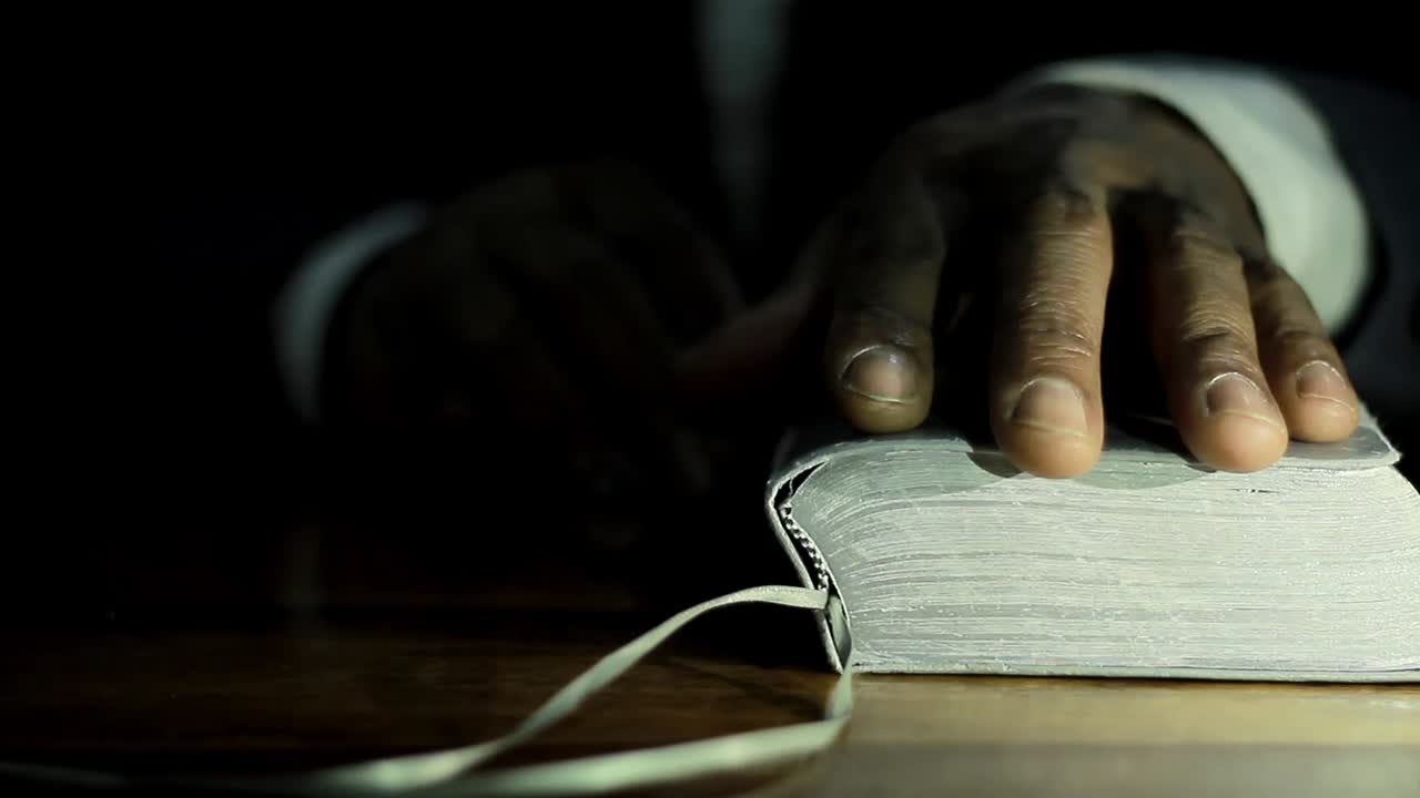 사람들과 함께 테이블 위에 성경을 가지고 하나님께 기도하는 스 비디오 스 영상