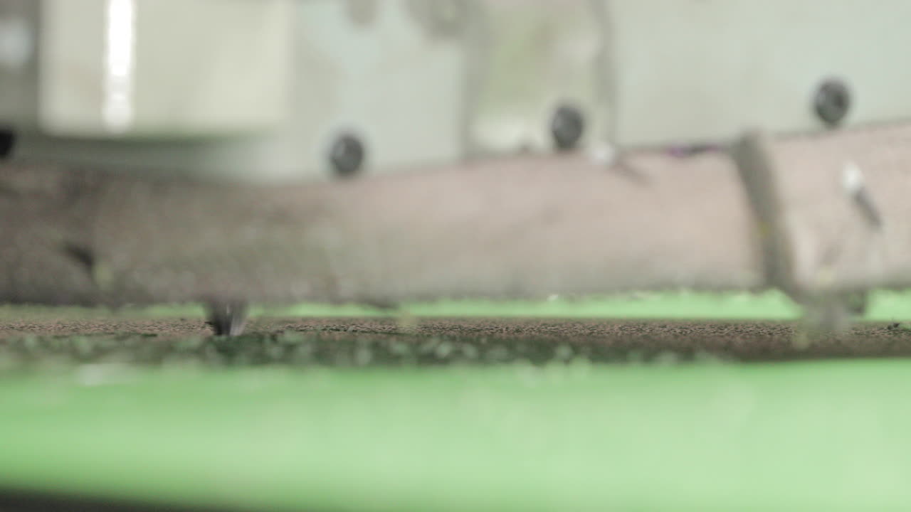 직장에서 cnc 라우터 절단기 - 공장에서 라우터 비트 절단 폴리에틸렌 플라스틱 시트 - 슬로우 모션