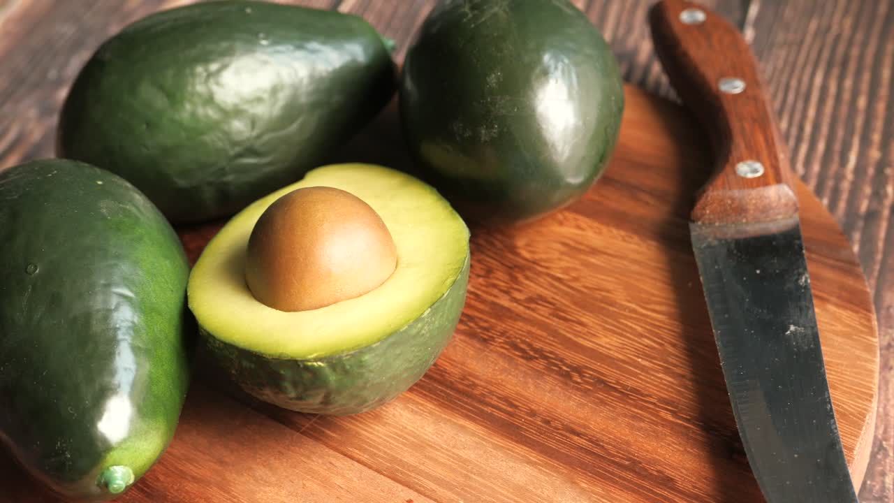 aguacates en una tabla de cortar