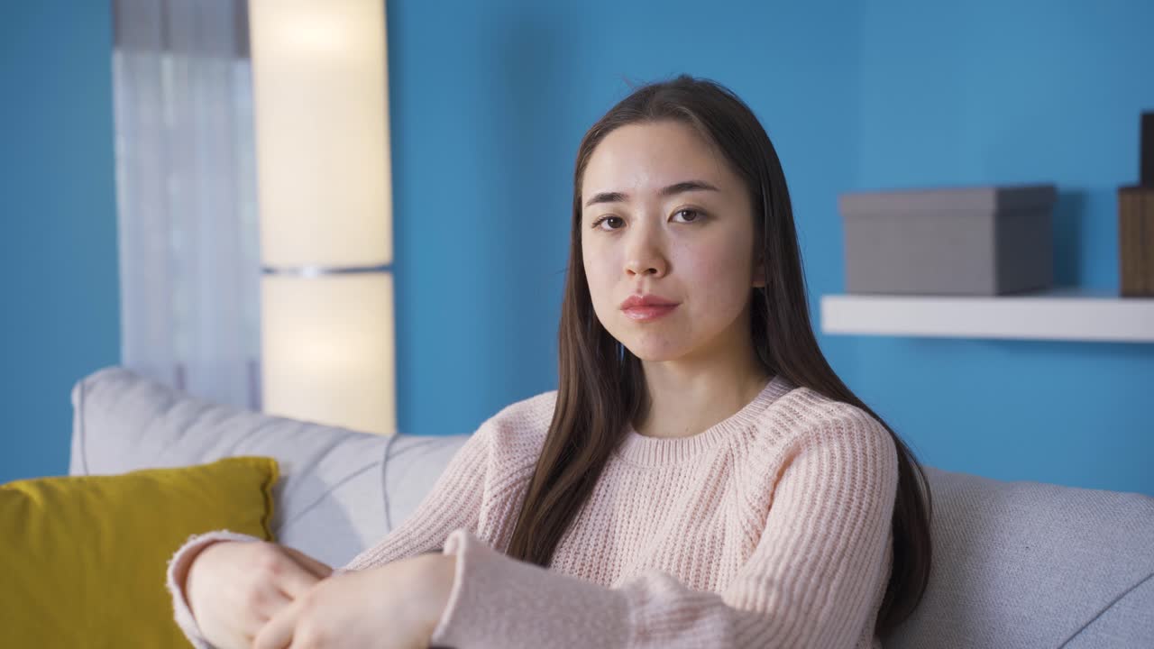 카메라를 바라보는 젊은 아시아 여성.