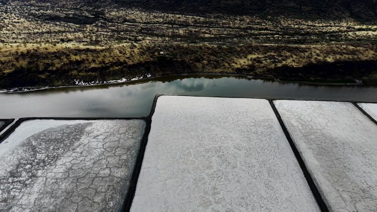 Magadi-søen, Kenya. En sodavandsalkalisk saltsø med Trona-mineralaflejringer i Rift Valley, Kenya. Kenyansk sø med Trona.