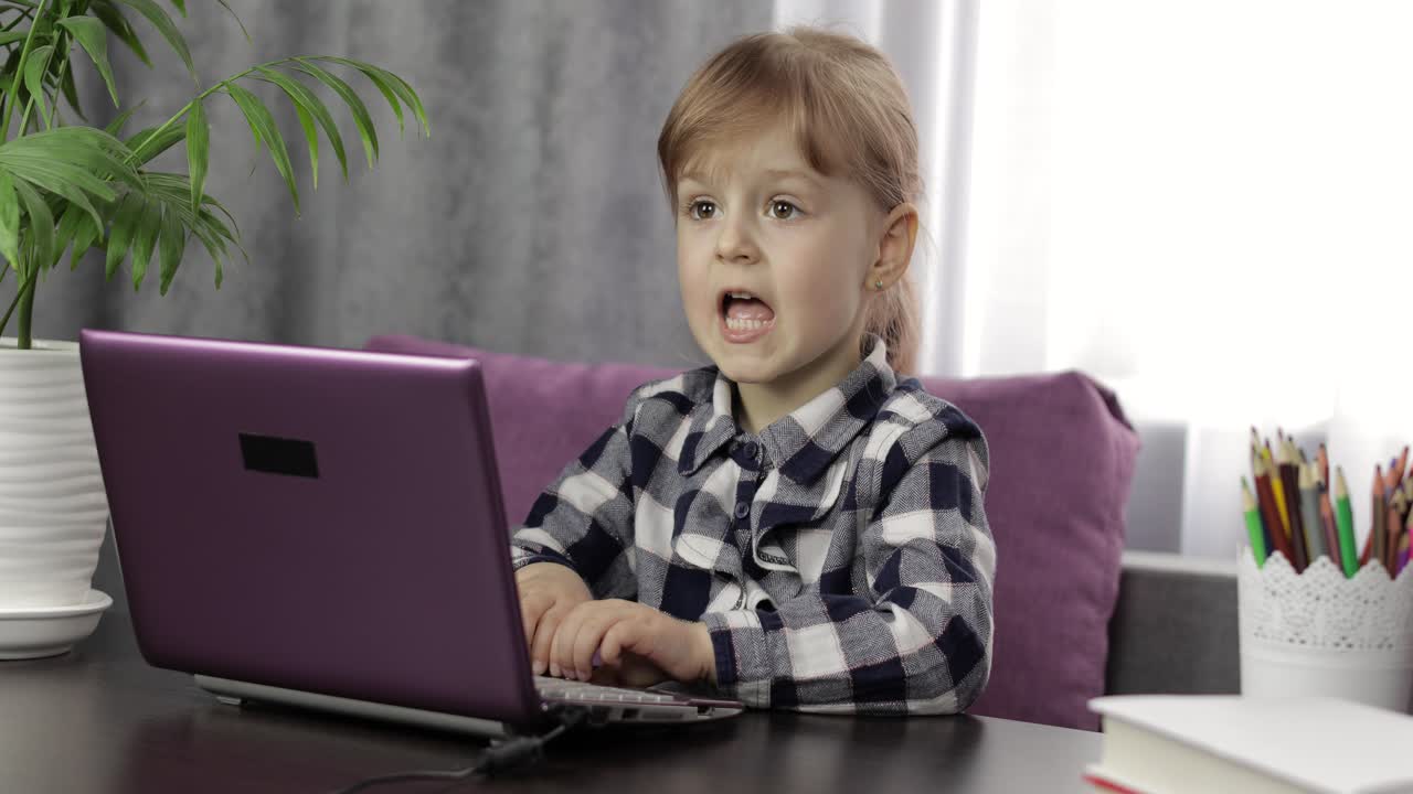 niña estudiando tareas en línea usando computadora portátil digital. educación a distancia