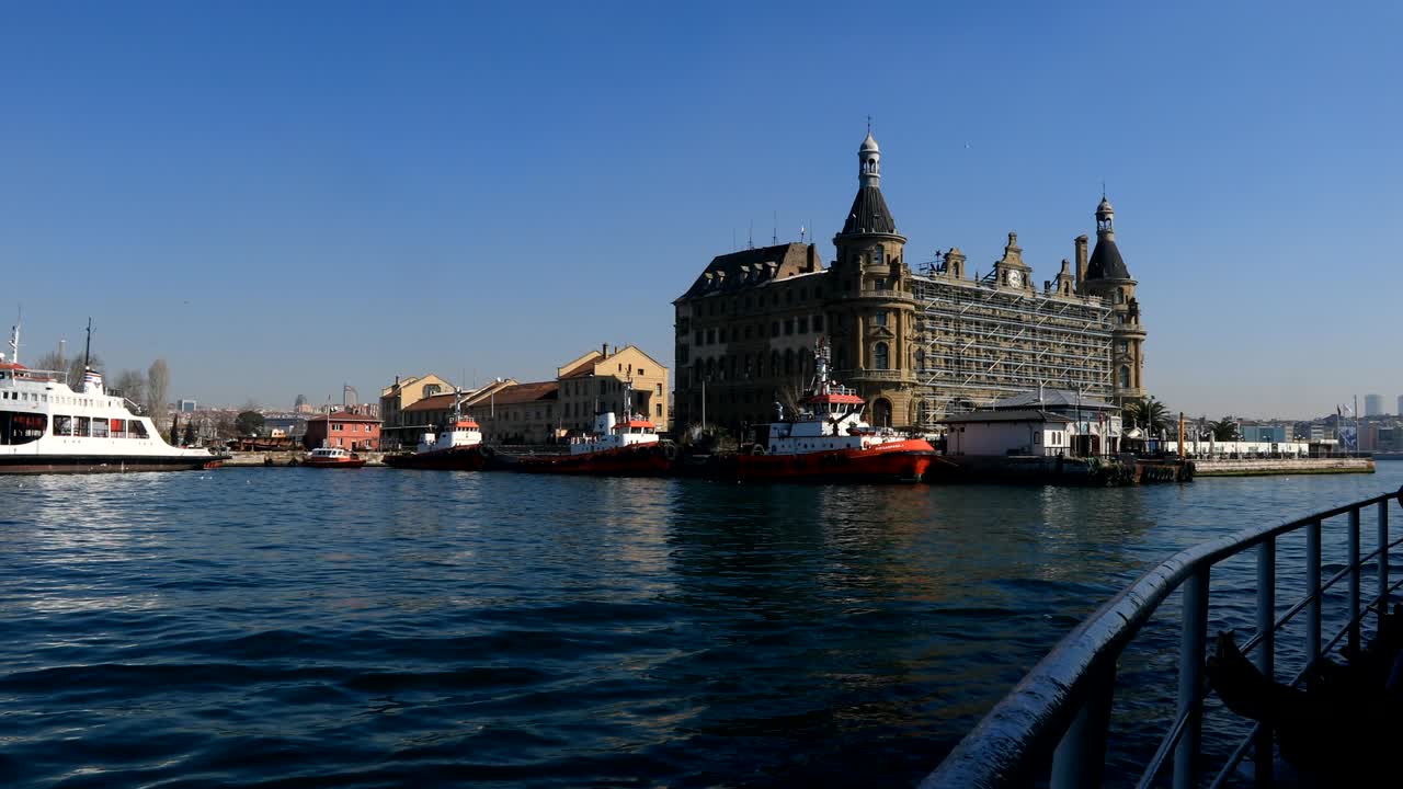 이스탄불은 터키의 수도이며 동부 관광 도시입니다.