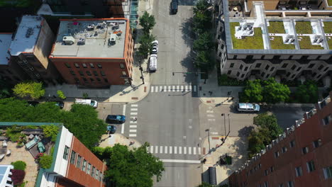 Vista-Aérea-Con-Vistas-Al-Tráfico-En-Las-Calles-De-Prisa-Y-División,-En-La-Soleada-Chicago