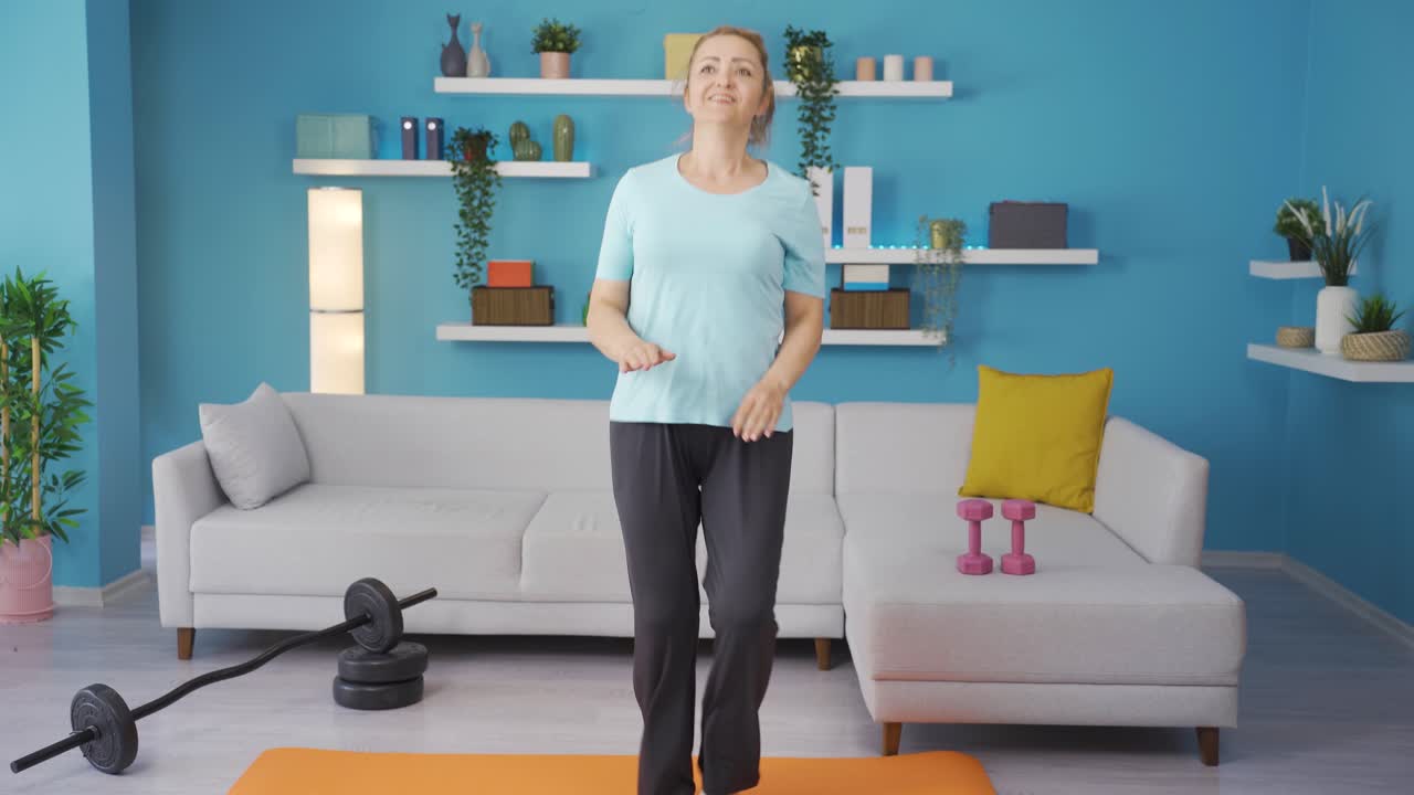 mujer corriendo en casa. el fitness es correr.