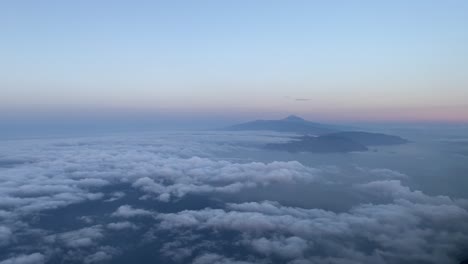 Ankunft-Auf-Der-Insel-Teneriffa-Im-Morgengrauen-Mit-Dem-Vulkan-Teide