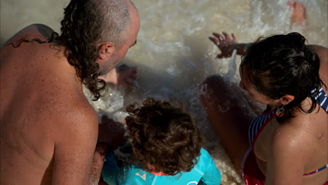 Mexikanische-Lateinamerikanische-Hipster-Alternative-Familie-Von-Drei-Personen-Sitzt-Auf-Dem-Sand-Und-Genießt-Die-Wellen-An-Einem-Strand-In-Cancun,-Mexiko