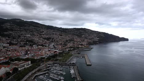 Düsterer-Himmel-über-Marina-Do-Funchal-Im-Haupthafen-Von-Madeira,-Portugal