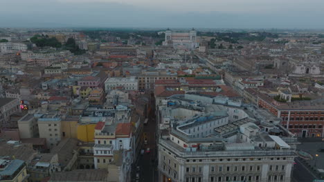 Luftpanoramablick-Auf-Das-Historische-Stadtzentrum-In-Der-Abenddämmerung.-Großes-Nationales-Sieger-Emmanuel-II-Denkmal-Im-Hintergrund.-Rom,-Italien