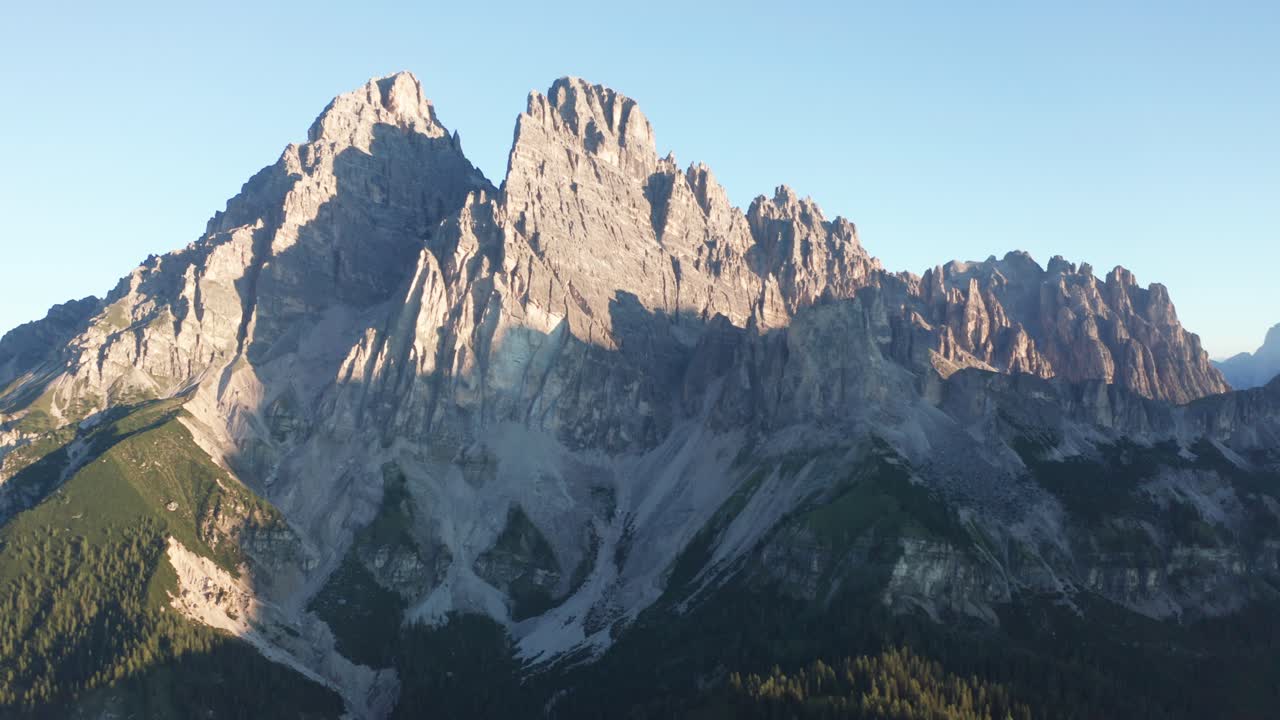 Cima del Monte Cristallo illuminata dal sole mattutino