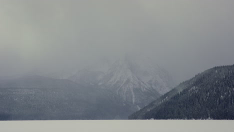 Vista-Estática-Del-Paisaje-Del-Lago-Gallineta-Nórdica-En-Invierno-Con-Montañas-De-Dientes-De-Sierra-Detrás