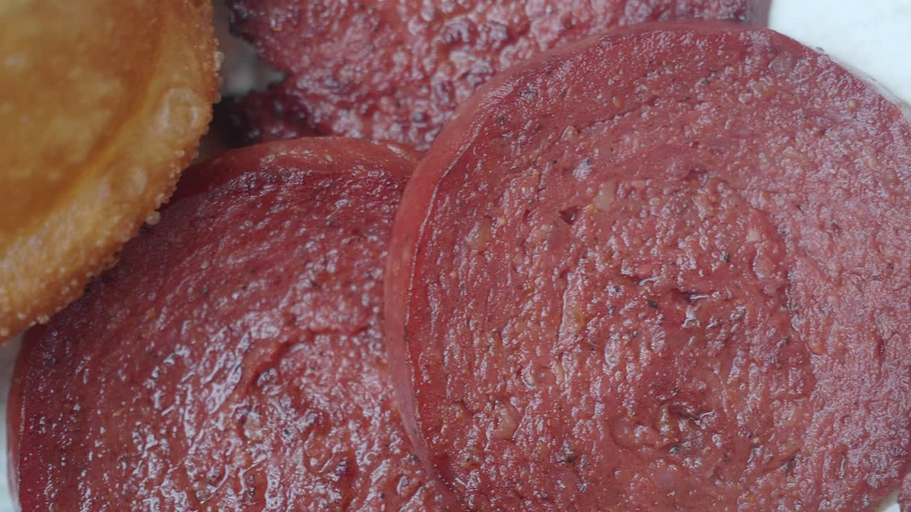 Primo piano di mortadella fritta o fette di salsiccia cotta