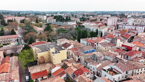 Montpellier-Desde-Arriba:-El-Encanto-Urbano-De-Las-Bellas-Artes-Bajo-Un-Cielo-Gris.