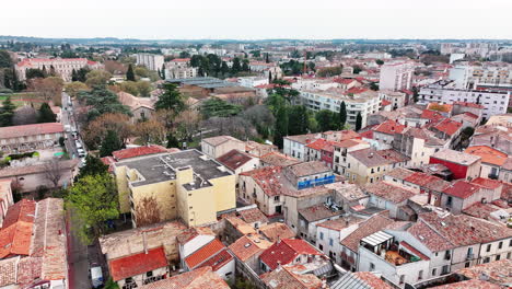 montpellier from above: beaux arts' urban charm under gray skies. 몽펠리에를 위에서 볼 때: 회색 하늘 아래의 도시적 매력.