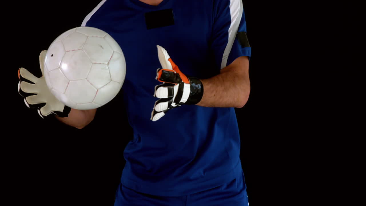 Portiere che salta e para il pallone