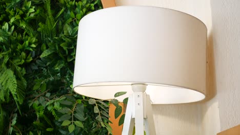 lámpara de mesa blanca con plantas verdes