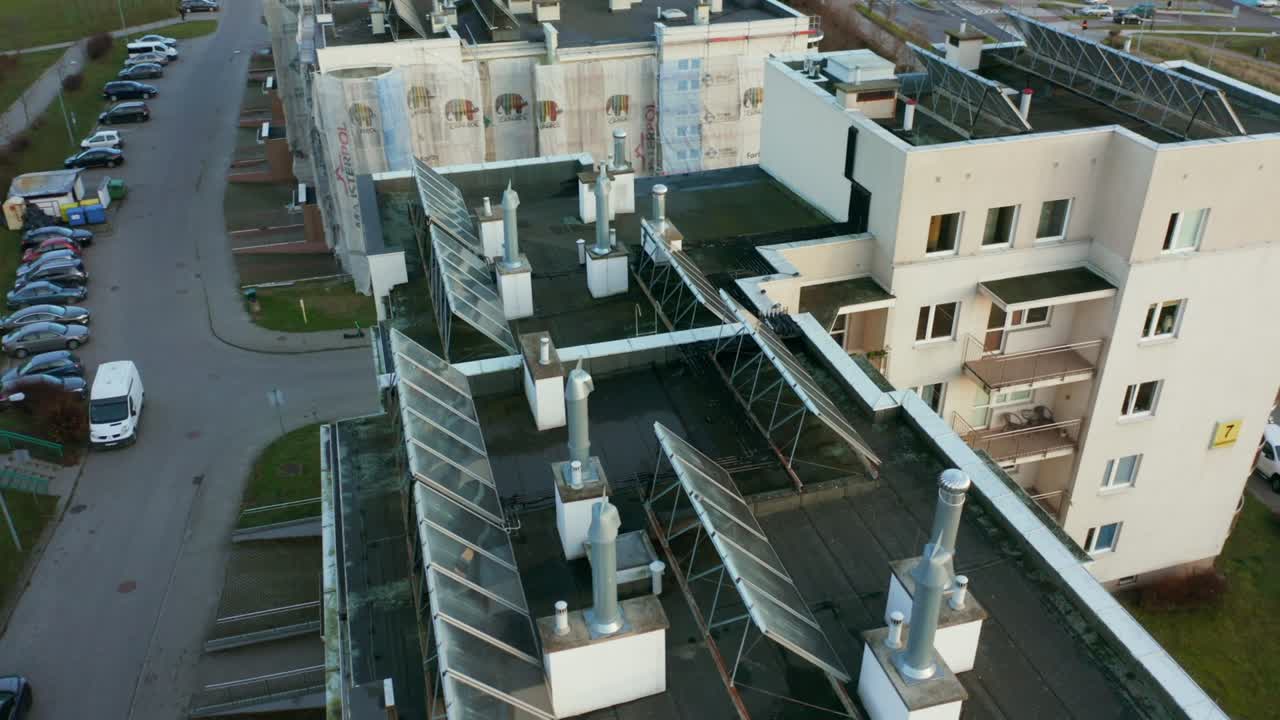 drones disparados desde plantas de energía solar localizadas en los techos de los edificios.