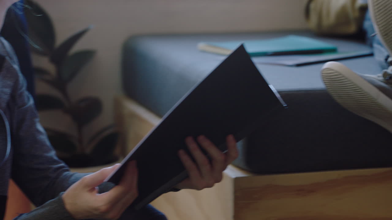 joven equipo de negocios diverso reunión de lluvia de ideas trabajando juntos en un proyecto corporativo utilizando documentos compartiendo ideas en el lugar de trabajo de oficina moderno