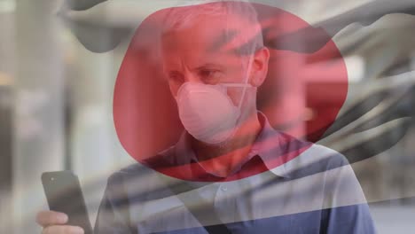 animación de la bandera de japón ondeando sobre un hombre caucásico con máscara facial en la calle de la ciudad