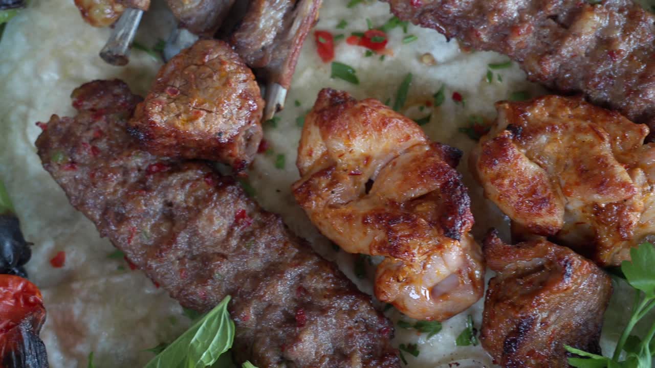 deliciosos kebabs turcos: cordero a la parrilla, pollo y pinzas de carne de res