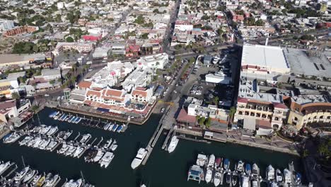 cabo san lucas marina visto desde un ángulo alto con barcos en el puerto