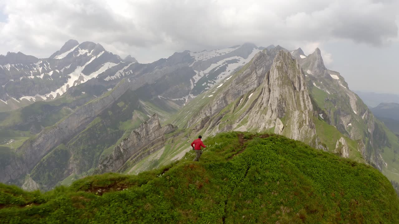 un hombre corriendo en la cima de una montaña