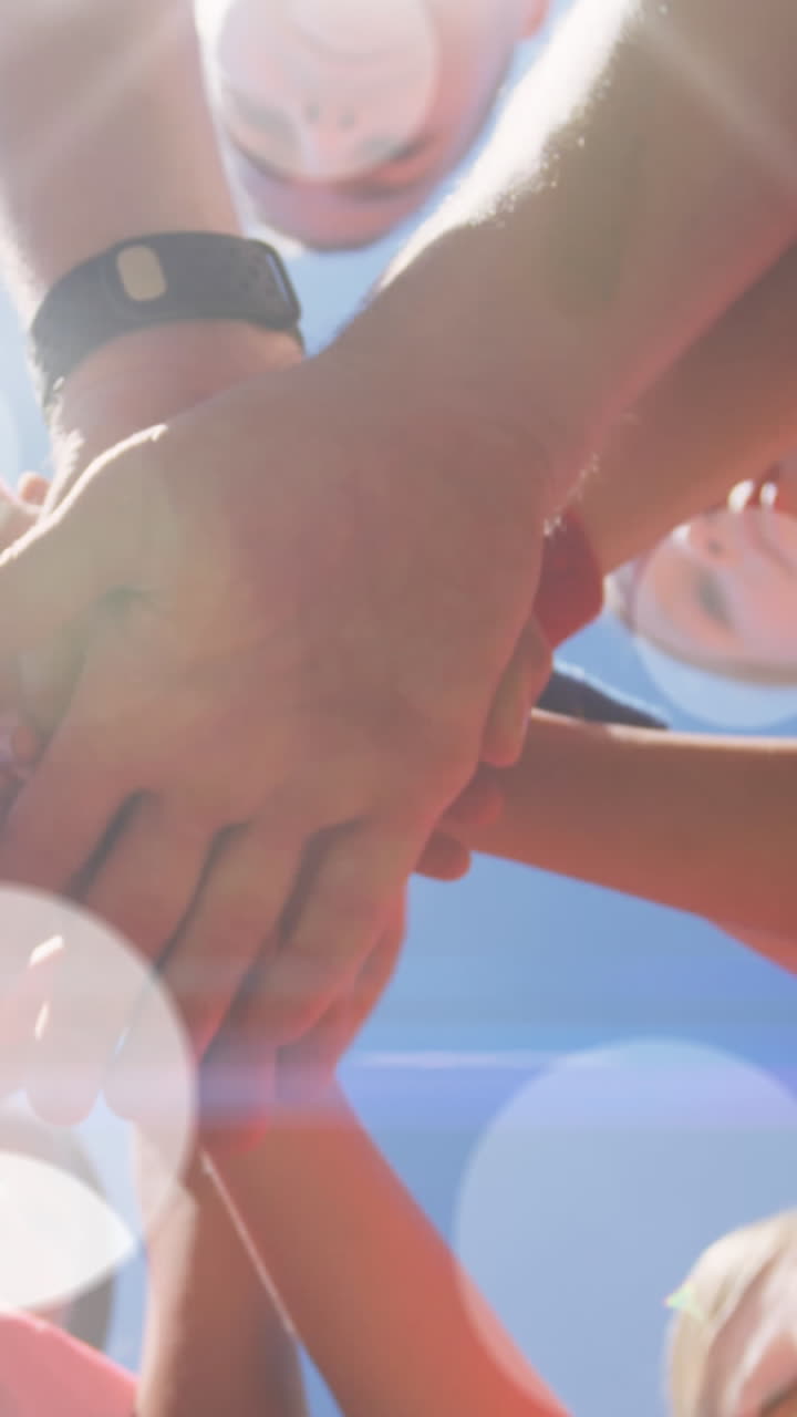 스타디움에서 코치와 팀을 이루는 다양한 학교 학생들에 대한 조명 스 ⁇ 의 애니메이션