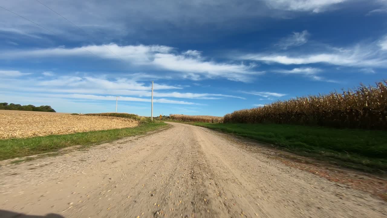 Riprese in soggettiva mentre si percorre una strada sterrata nell'Iowa rurale.