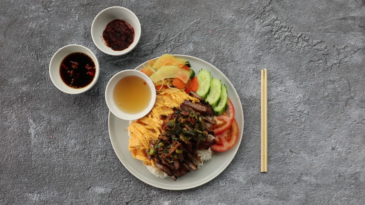manos masculinas colocando cocina asiática de carne en una superficie de pizarra oscura