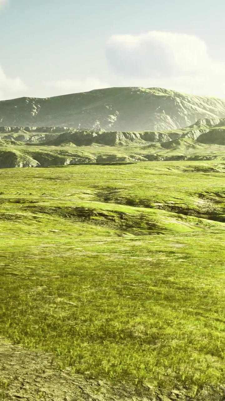 Paesaggio verde con colline sotto un cielo nuvoloso con luce pomeridiana.