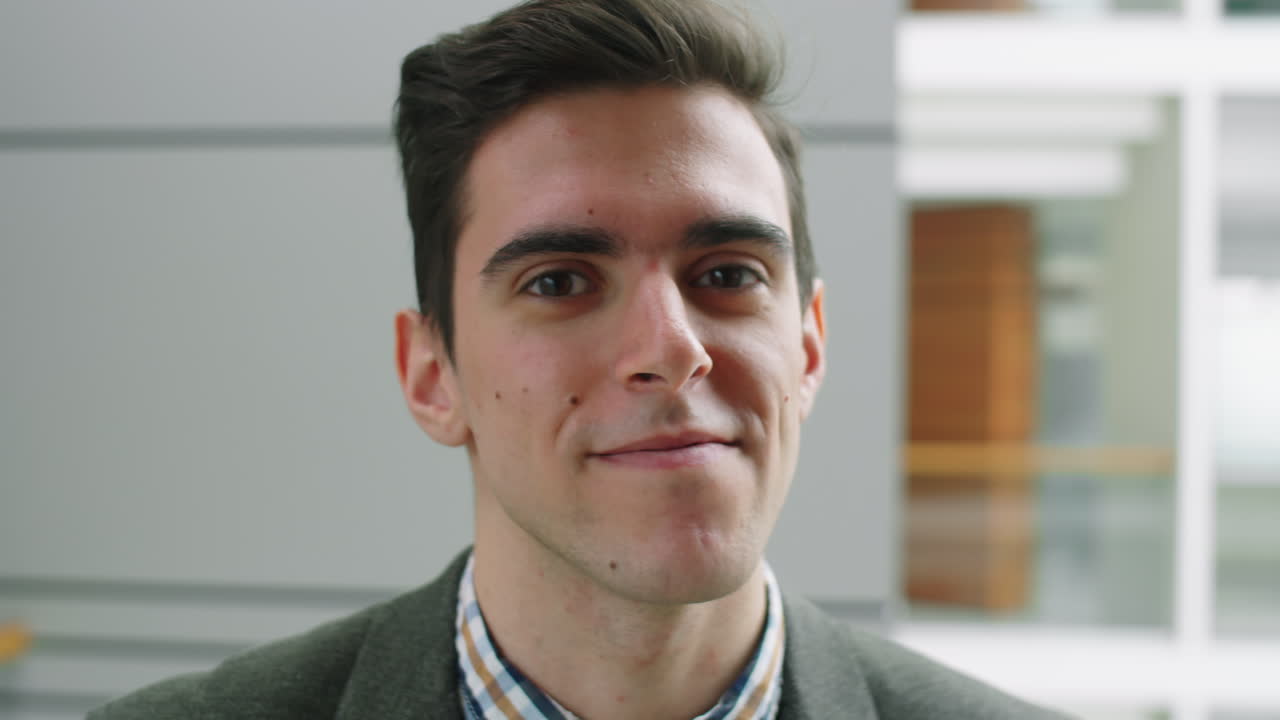 retrato de un joven hombre de negocios positivo