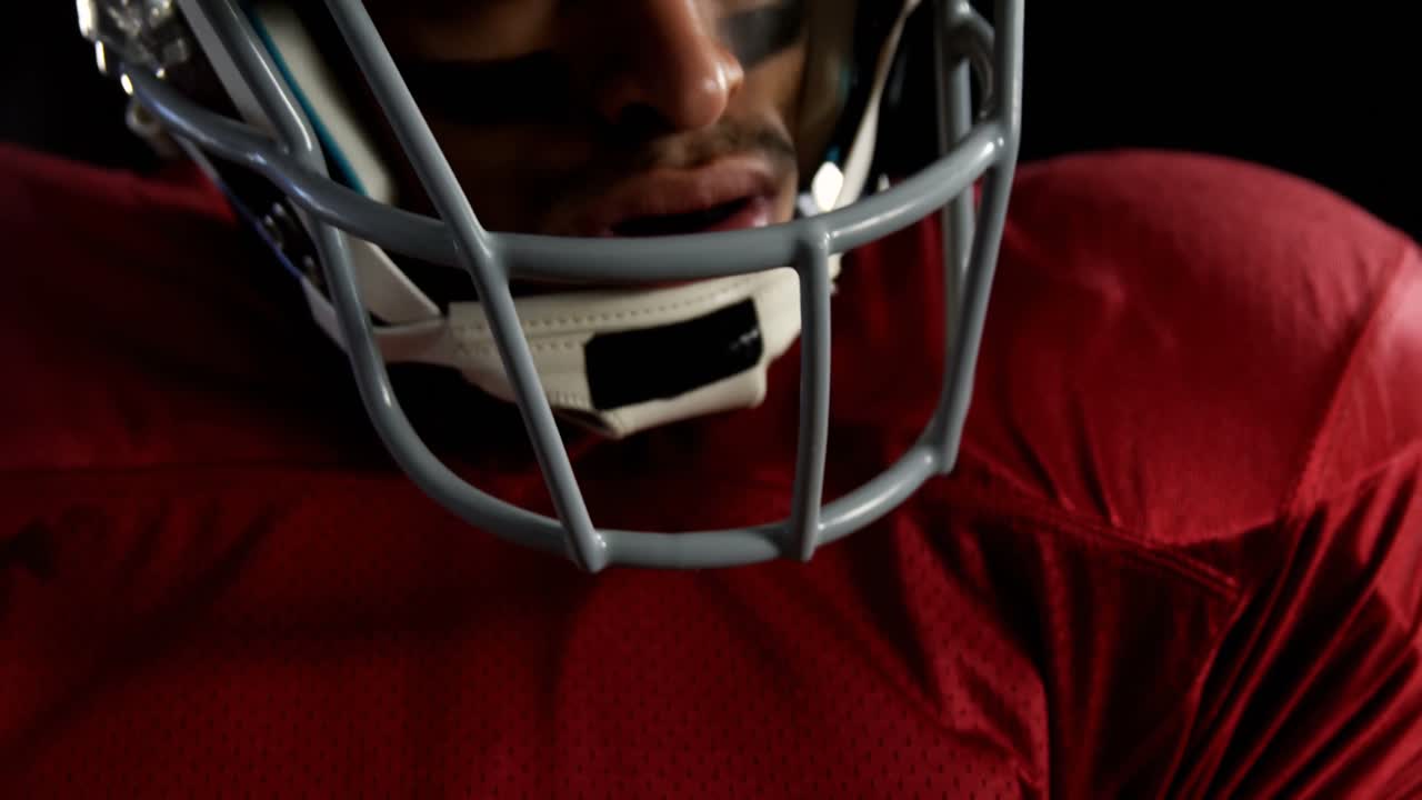 Giocatore di football americano che stringe i pugni 4k