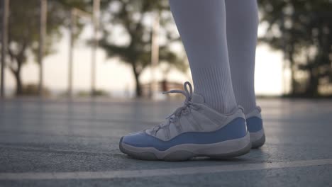 Imágenes-De-Una-Joven-Jugadora-De-Baloncesto-Que-Descansa-Después-De-Entrenar-En-La-Cancha-Local-Al-Aire-Libre,-Bebiendo-Agua-De-Una-Botella-De-Plástico-1