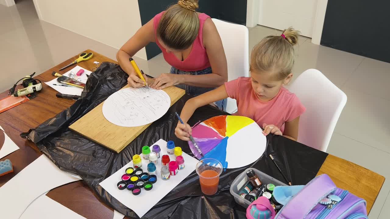 madre e hija pintando juntas