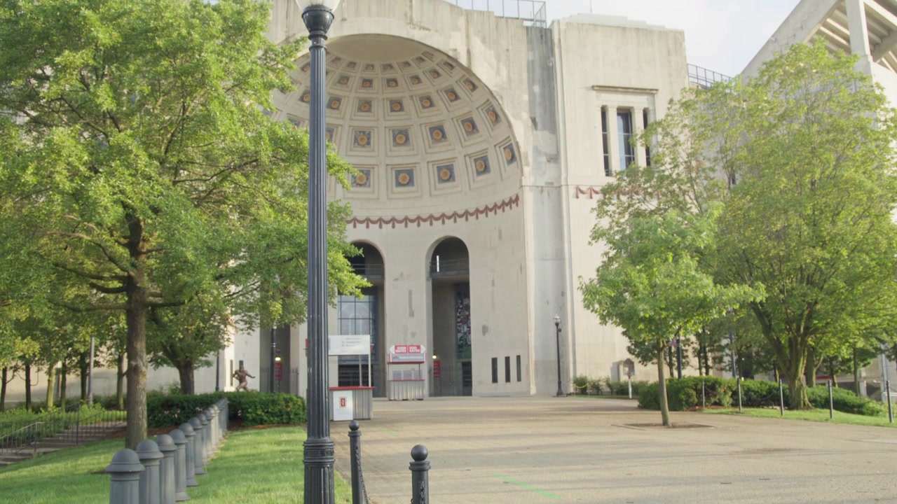 Estadio de Ohio en el campus de la Universidad Estatal de Ohio en Columbus, Ohio, con video inclinándose hacia arriba.