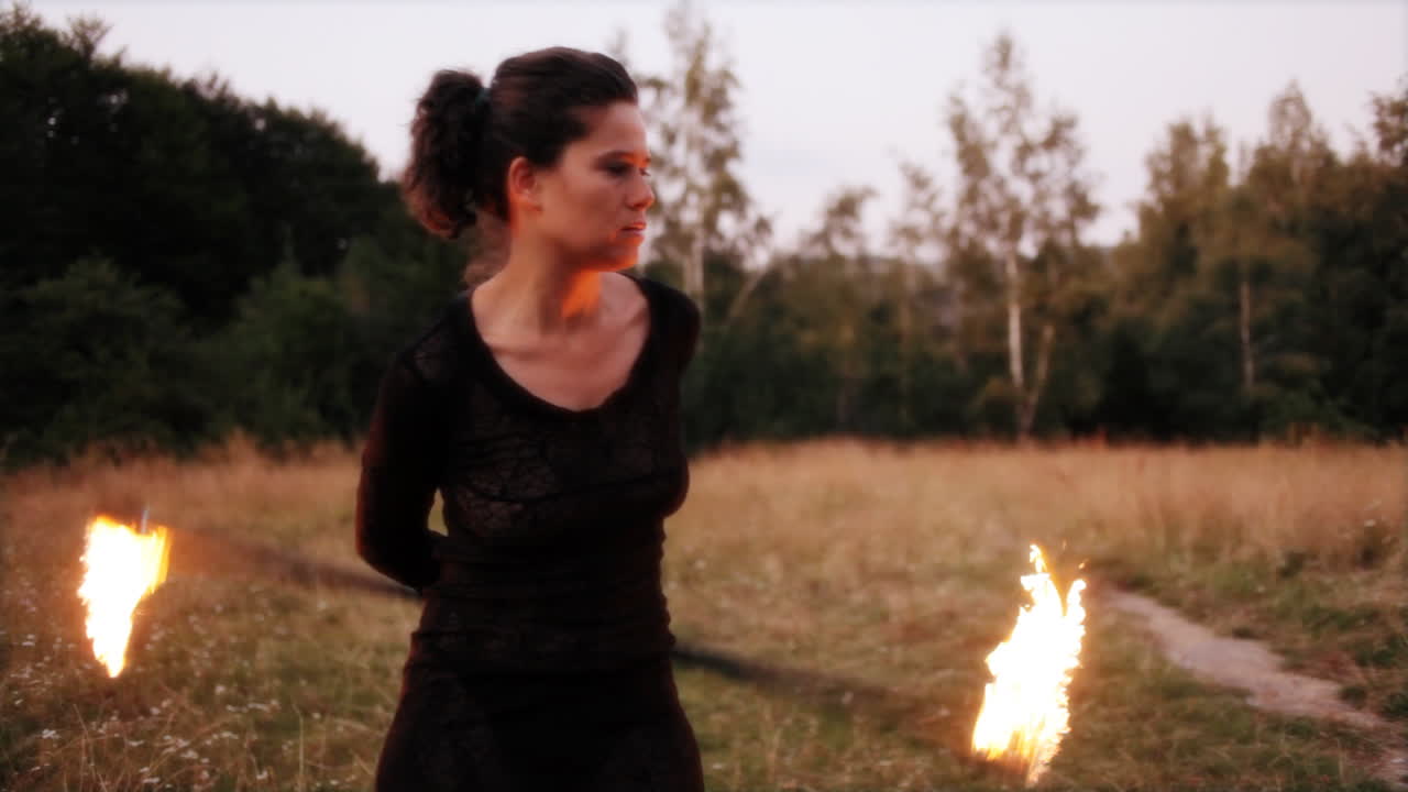 mulher dançando com fogo 25