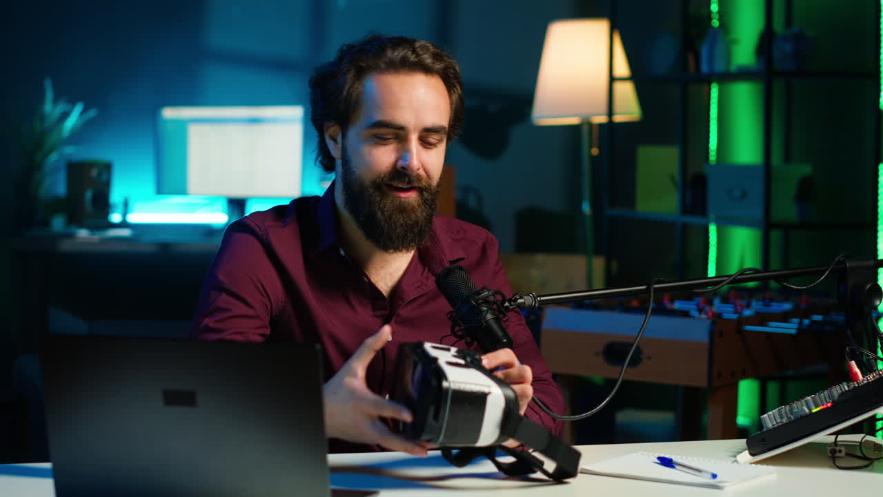 tech vlogger che recensisce gli occhiali vr in uno studio illuminato al neon