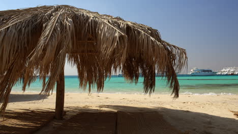 sombrillas de playa de paja en un complejo tropical