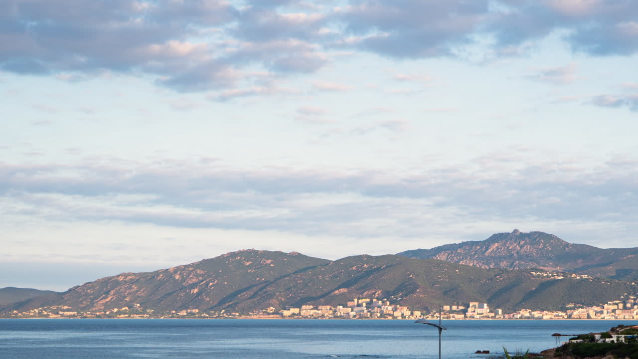 여름에 프랑스 코르시카에 있는 아작시오 시 빌라노바 산 위로 아침에 지나가는 구름의 시간 경과