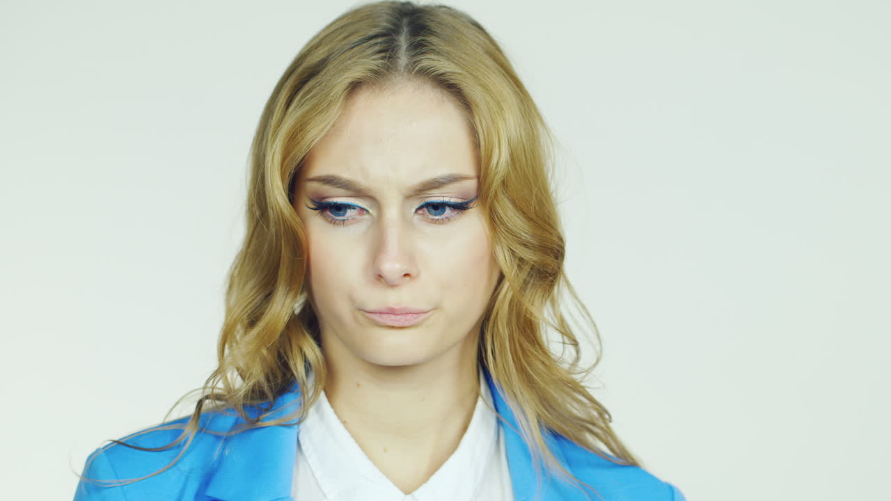 la joven está molesta triste y luego sonriendo muy feliz video hd video hd