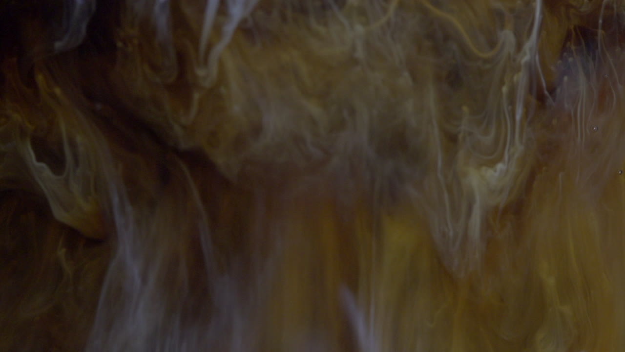 impresionante imagen de líquido de café vertido