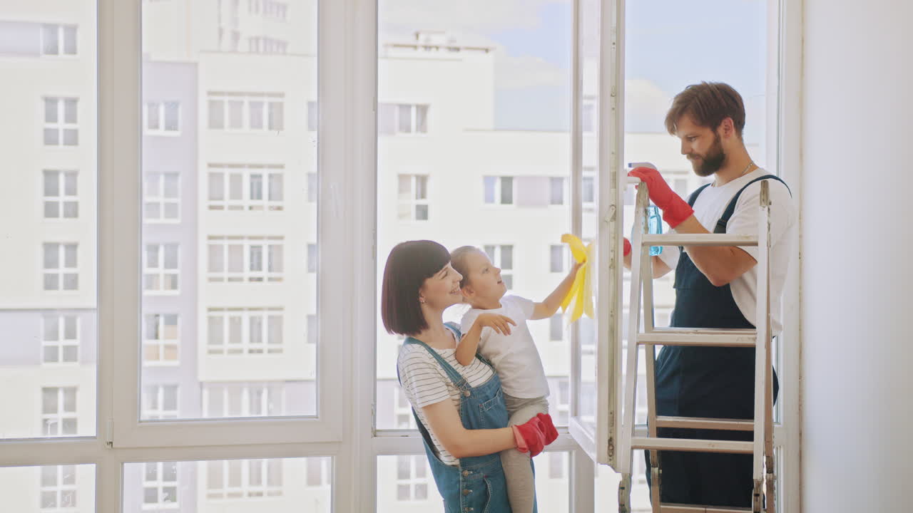 가족이 함께 창문을 청소하는 것
