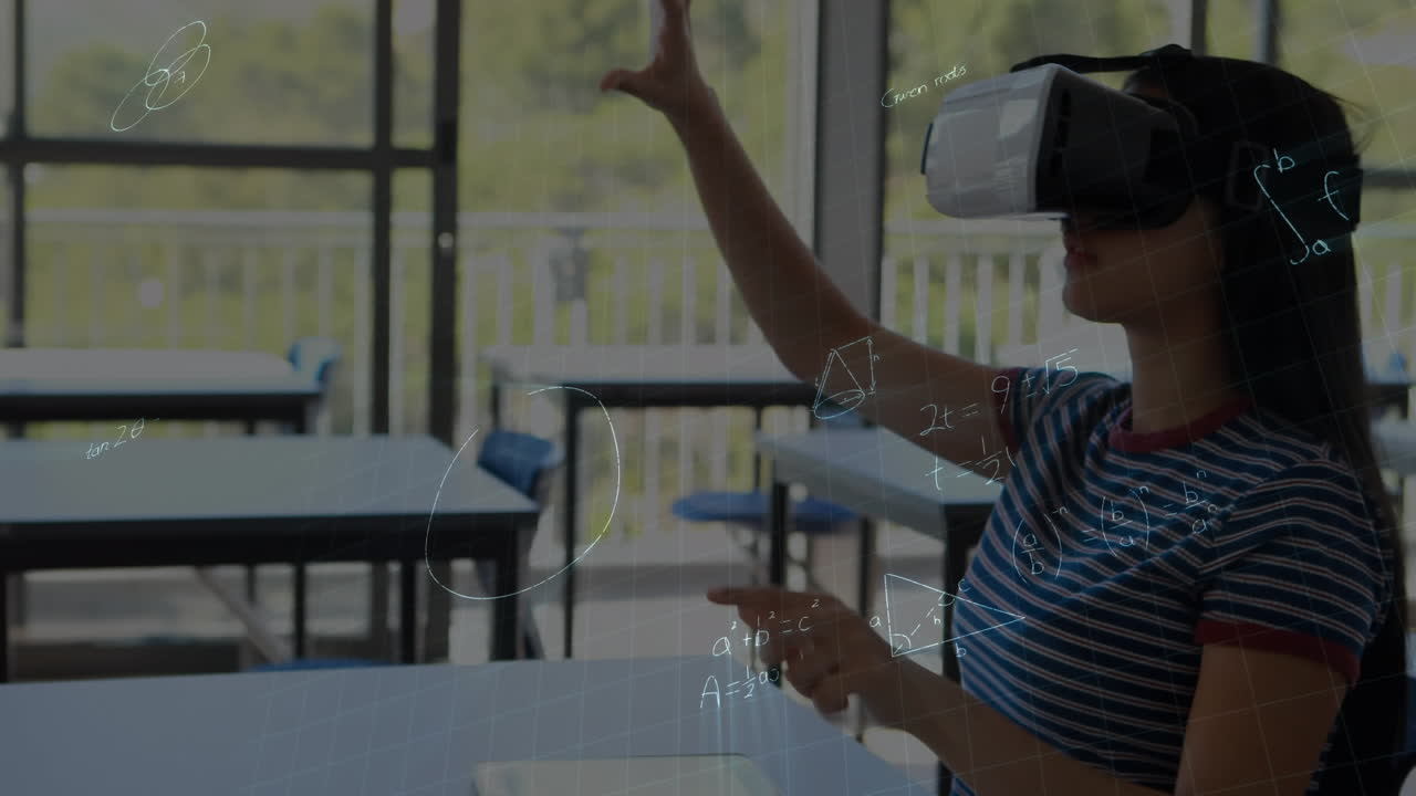ecuaciones matemáticas flotando contra una chica caucásica que lleva auriculares vr en la escuela primaria