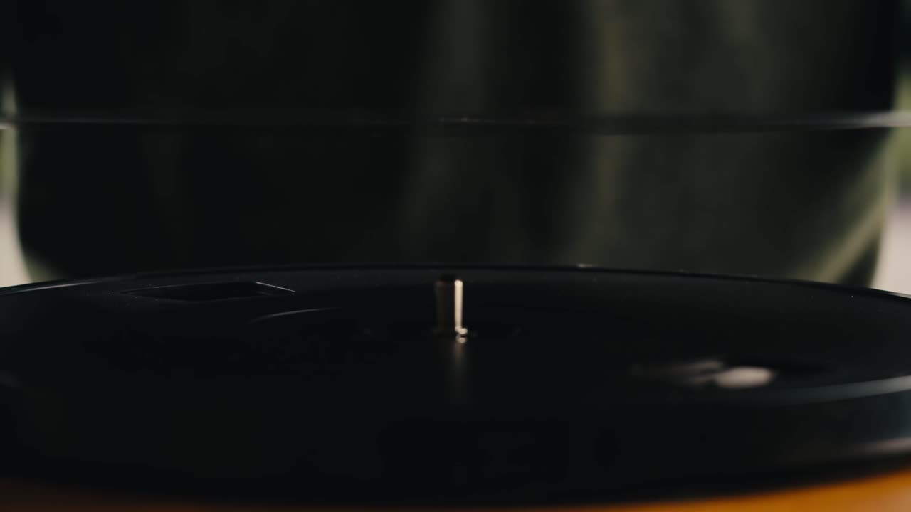 Mano che posiziona e riproduce un disco in vinile su un giradischi