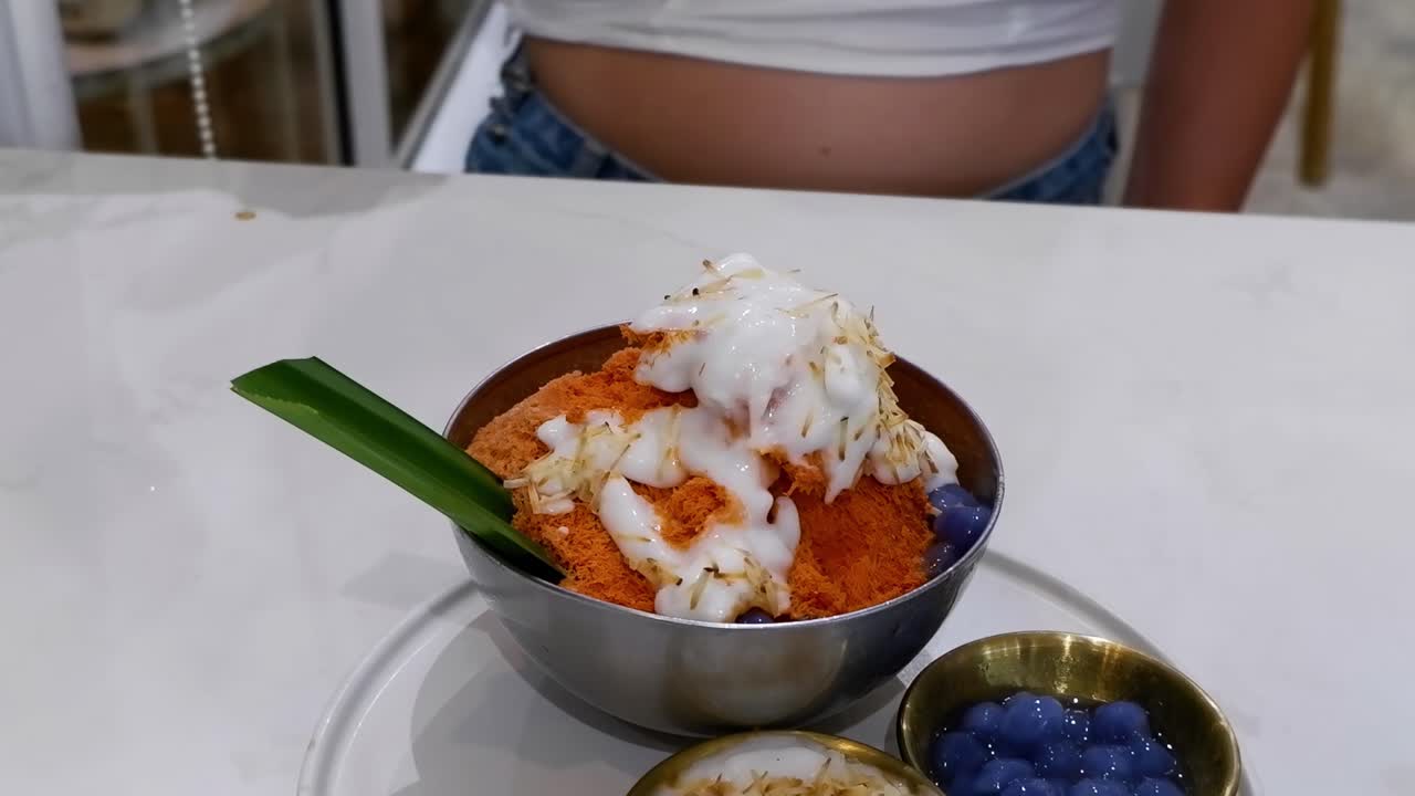 compartiendo postre tailandés con bolas de arroz glutinoso